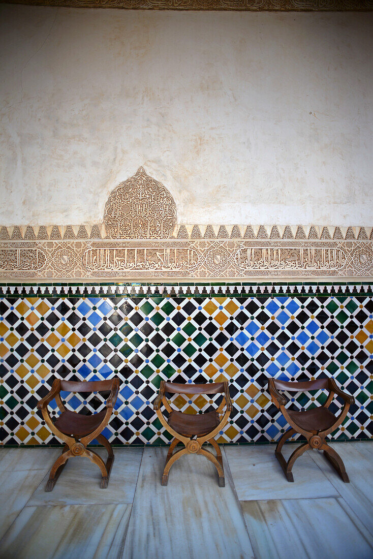 Hof der Myrten (Patio de los Arrayanes) in den Nasridenpalästen der Alhambra, einem Palast- und Festungskomplex in Granada, Andalusien, Spanien