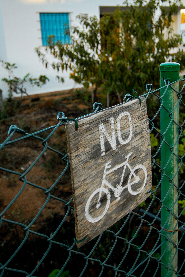 Holzschild "Parken für Fahrräder verboten" in La Mola, Formentera