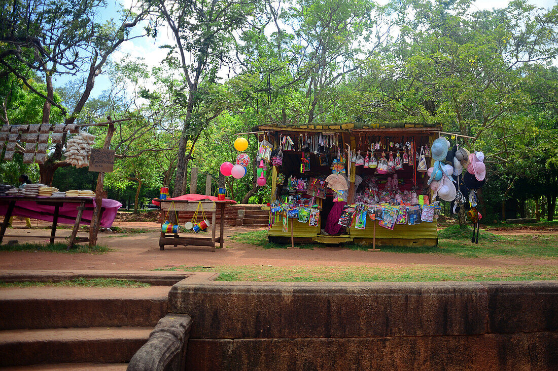 Spielzeugstand am Kuttam Pokun, einem der besten Beispiele für Badebecken im alten Sri Lanka