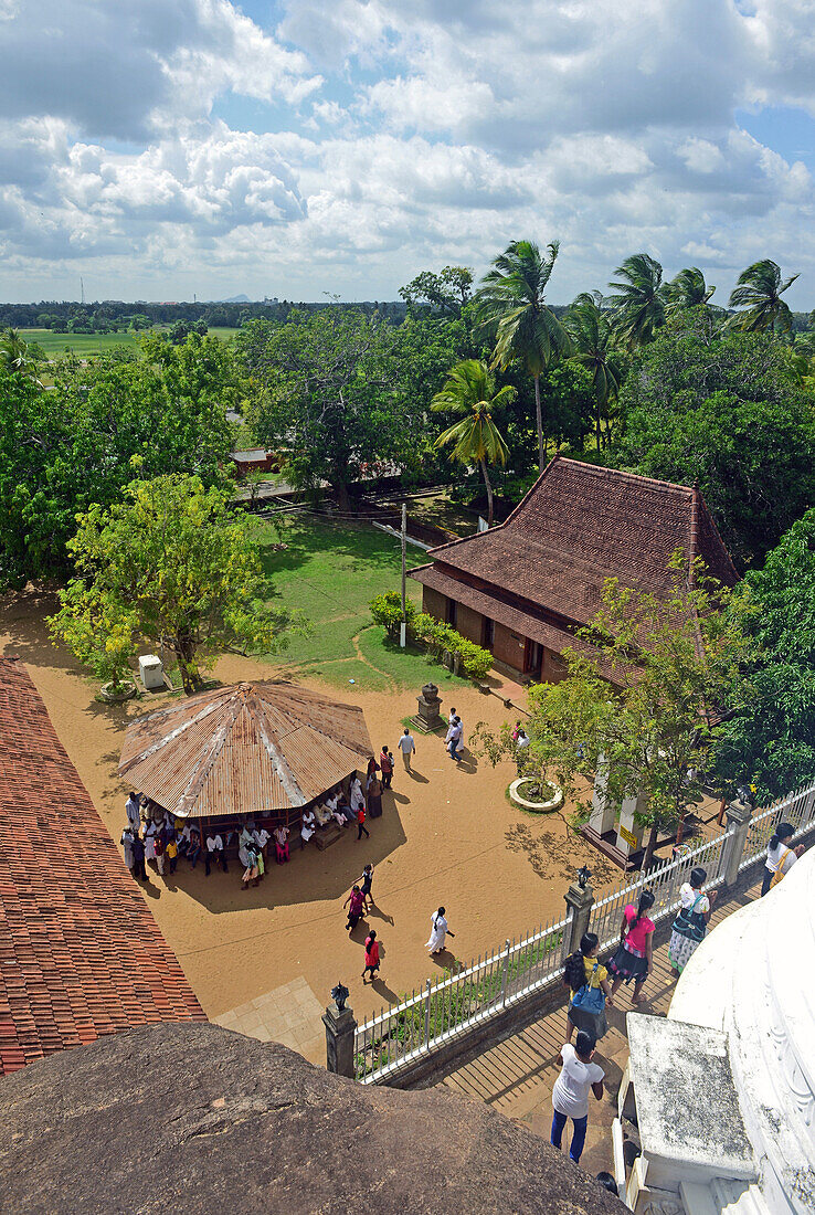 Blick von der Dagaba in Isurumuniya, buddhistischer Tempel in der Nähe des Tissa Wewa (Tisa-Tank), Anuradhapura