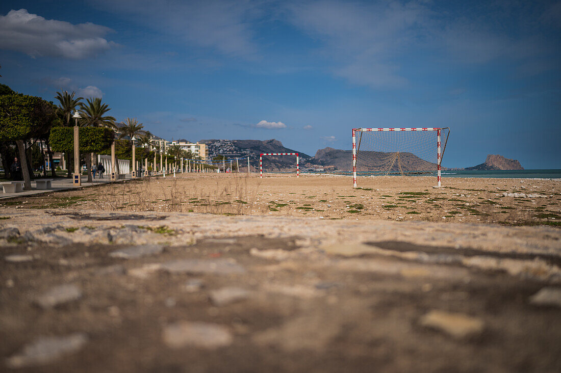 Fußballfeld am Strand in Altea, Alicante, Spanien