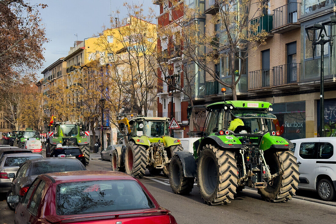 Hunderte von Traktoren blockieren mehrere Straßen in Aragonien und dringen in Zaragoza ein, um gegen EU-Verordnungen zu protestieren und mehr Hilfe von der Regierung zu fordern