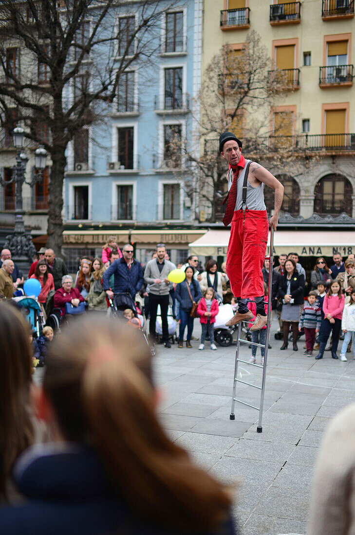 Clown tritt im Zentrum von Granada auf, Spanien