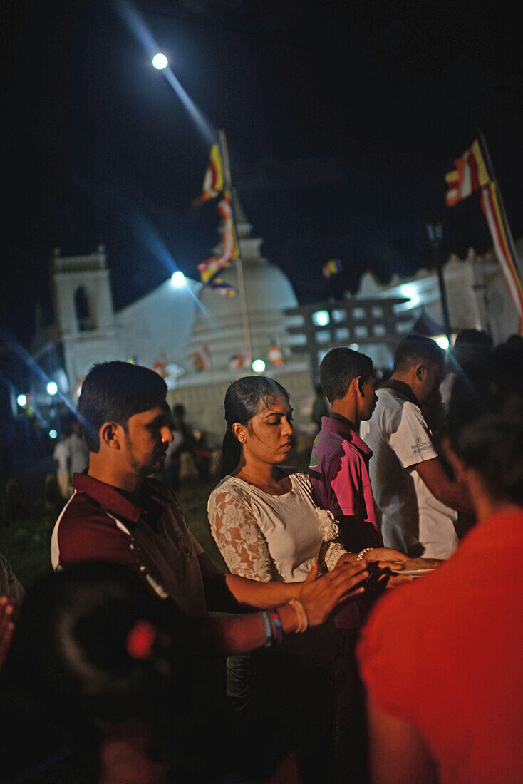 Menschen beten während einer buddhistischen Veranstaltung im UNESCO-Welterbe, Galle Fort, während des Binara-Vollmond-Poya-Tages