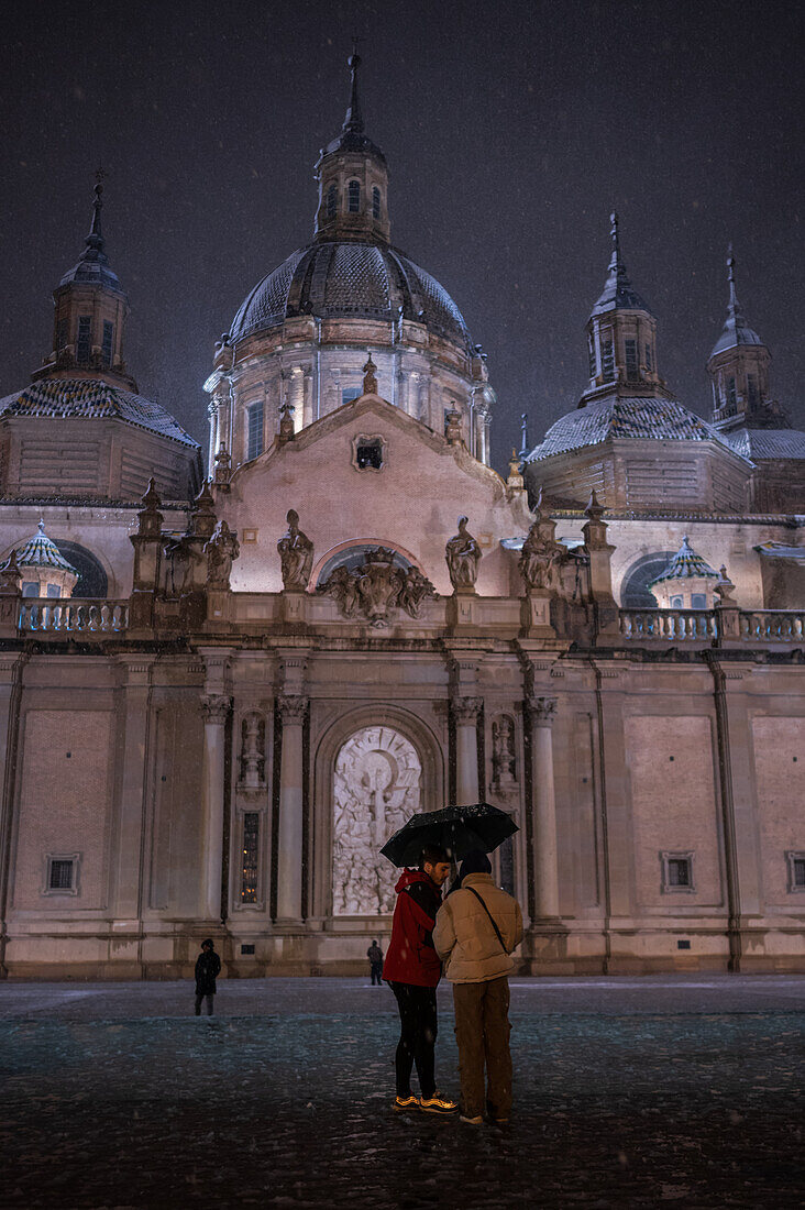 Schneefall über der Basilika El Pilar während des Sturms Juan in Zaragoza, Spanien