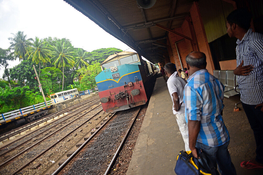 Menschen auf dem Bahnsteig eines Bahnhofs, Sri Lanka