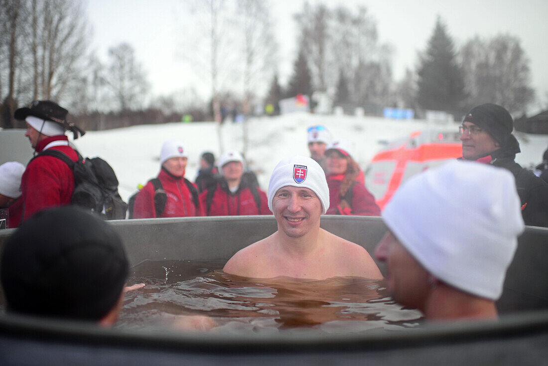Schwimmer erholen sich im warmen Pool während der Winterschwimmweltmeisterschaften 2014 in Rovaniemi, Finnland