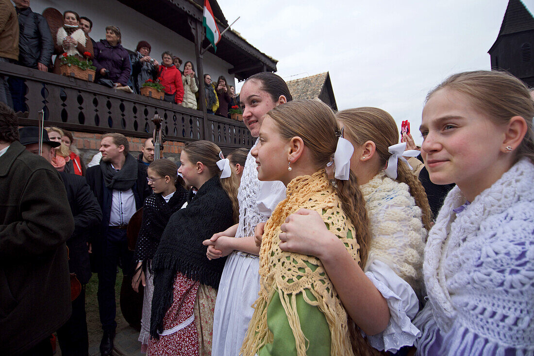 Trachten und Volkstraditionen beim Osterfest in Holl?k?, einem zum UNESCO-Welterbe gehörenden Dorf im Cserh?t-Gebirge des Nordungarischen Berglandes