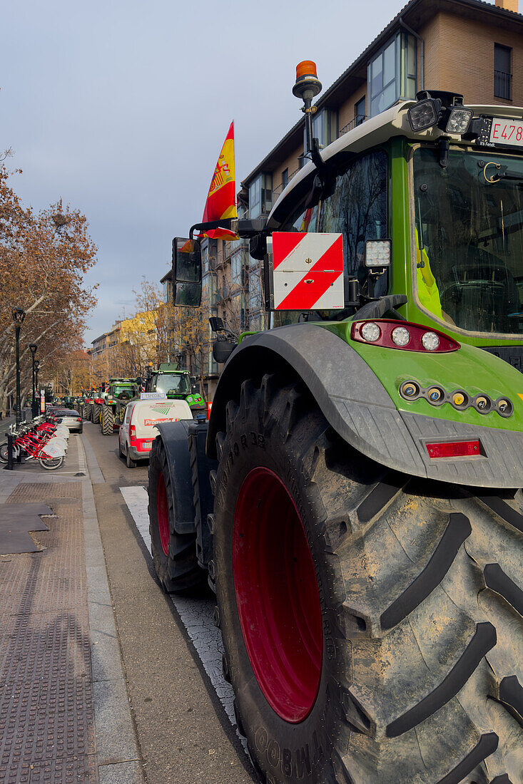 Hunderte von Traktoren blockieren mehrere Straßen in Aragonien und dringen in Zaragoza ein, um gegen EU-Verordnungen zu protestieren und mehr Hilfe von der Regierung zu fordern