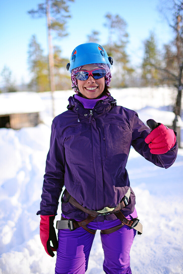 Junge Frau beim Eisklettern in Pyh?, Lappland, Finnland