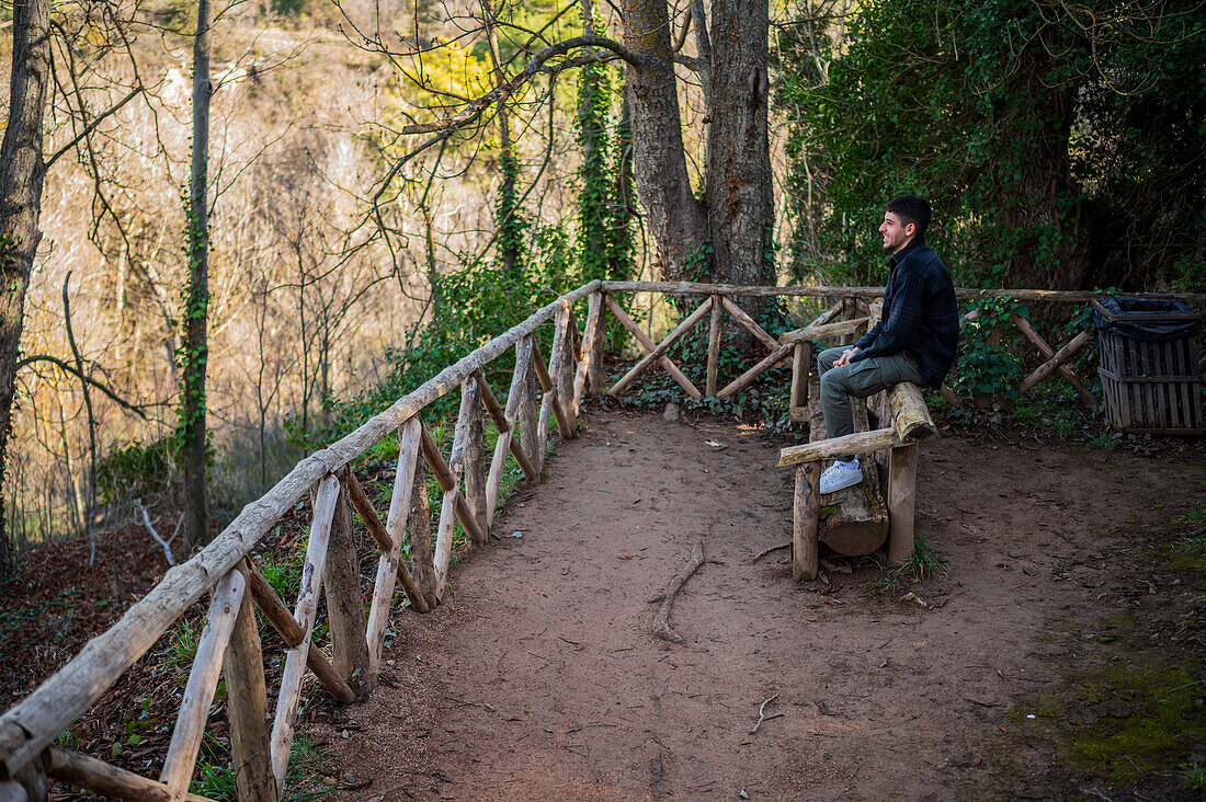 Junger Mann besucht den Naturpark Monasterio de Piedra, der sich um das Monasterio de Piedra (Steinkloster) in Nuevalos, Zaragoza, Spanien, erstreckt