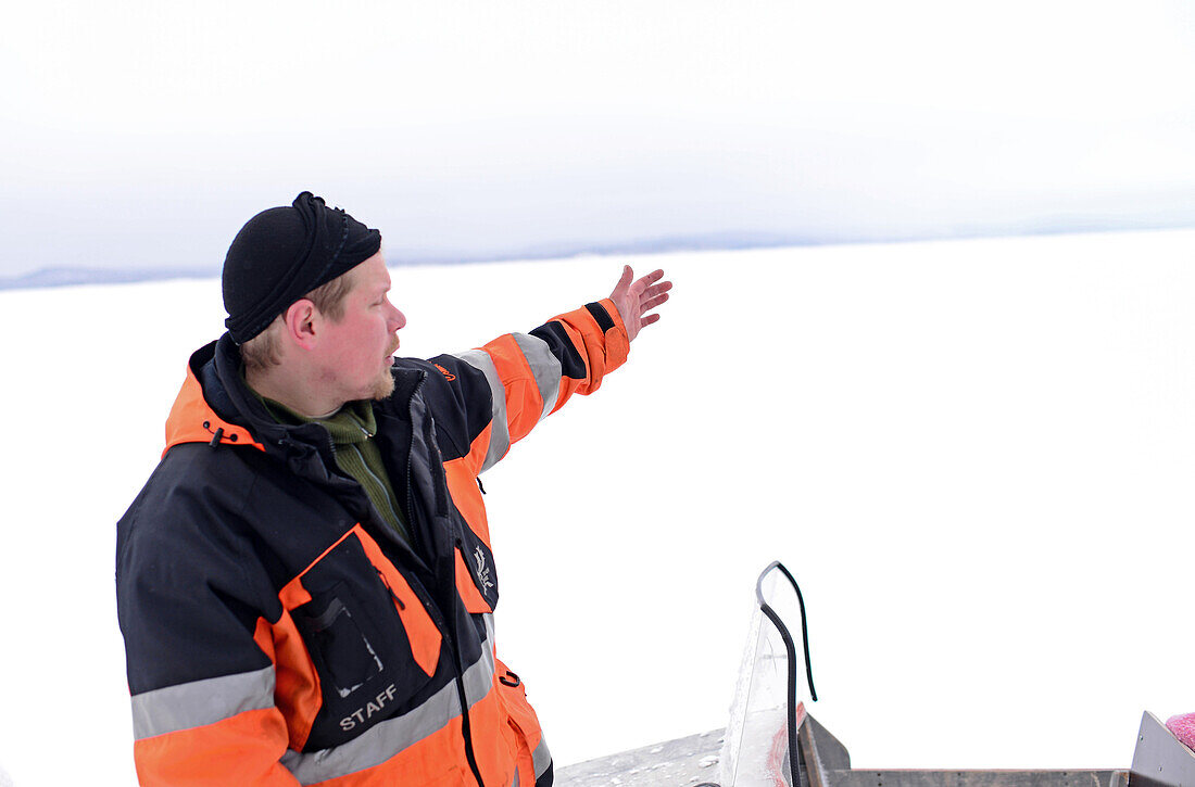 Antti, junger finnischer Reiseleiter von VisitInari, zeigt den beeindruckenden Inari-See
