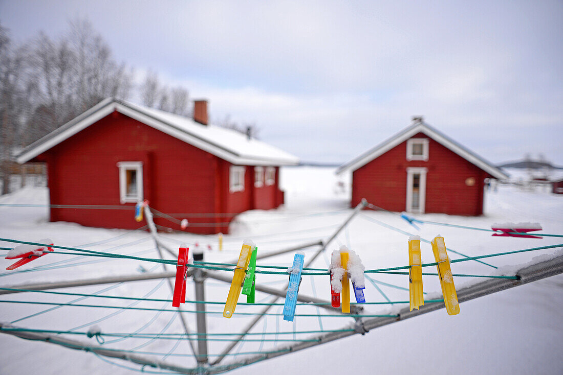 Holzhütten von VisitInari neben dem Inari-See, Lappland, Finnland