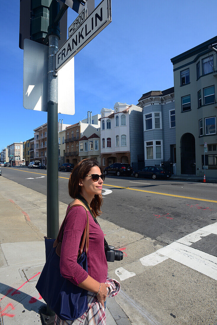 Attraktive junge Frau in den Straßen von San Francisco