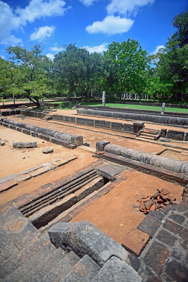 Hauptreflektorium in den Ruinen des Abhayagiriya-Komplexes, Anuradhapura, Sri Lanka