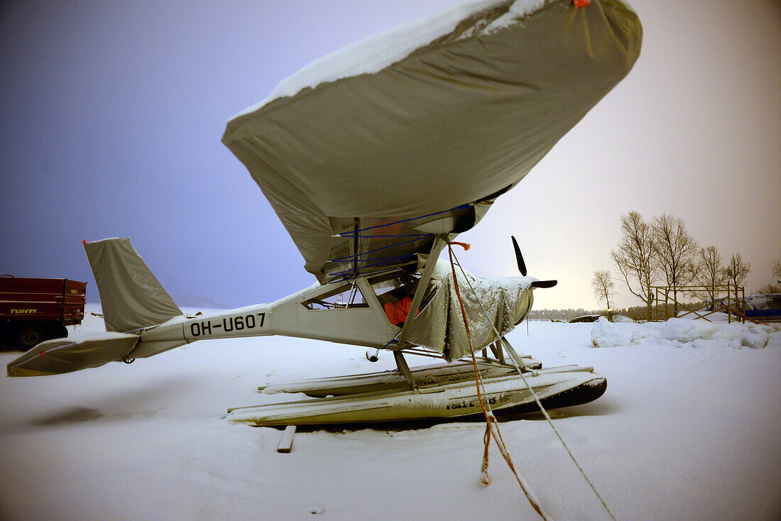Im Inari-See geparktes Wasserflugzeug, Lappland, Finnland