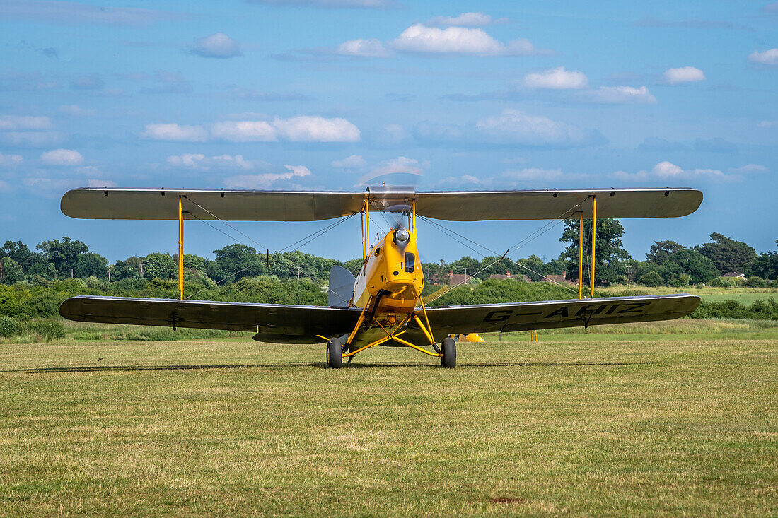 DH82 Tiger Moth Flugzeug auf dem alten Flugplatz von Shuttleworth, England