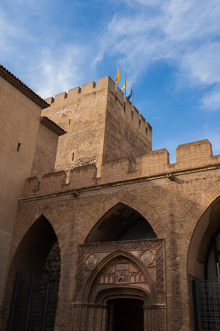 Der Aljaferia-Palast ist ein befestigter mittelalterlicher Palast, der in der zweiten Hälfte des 11. Jahrhunderts in der Taifa von Zaragoza in Al-Andalus, dem heutigen Zaragoza, Aragonien, Spanien, erbaut wurde