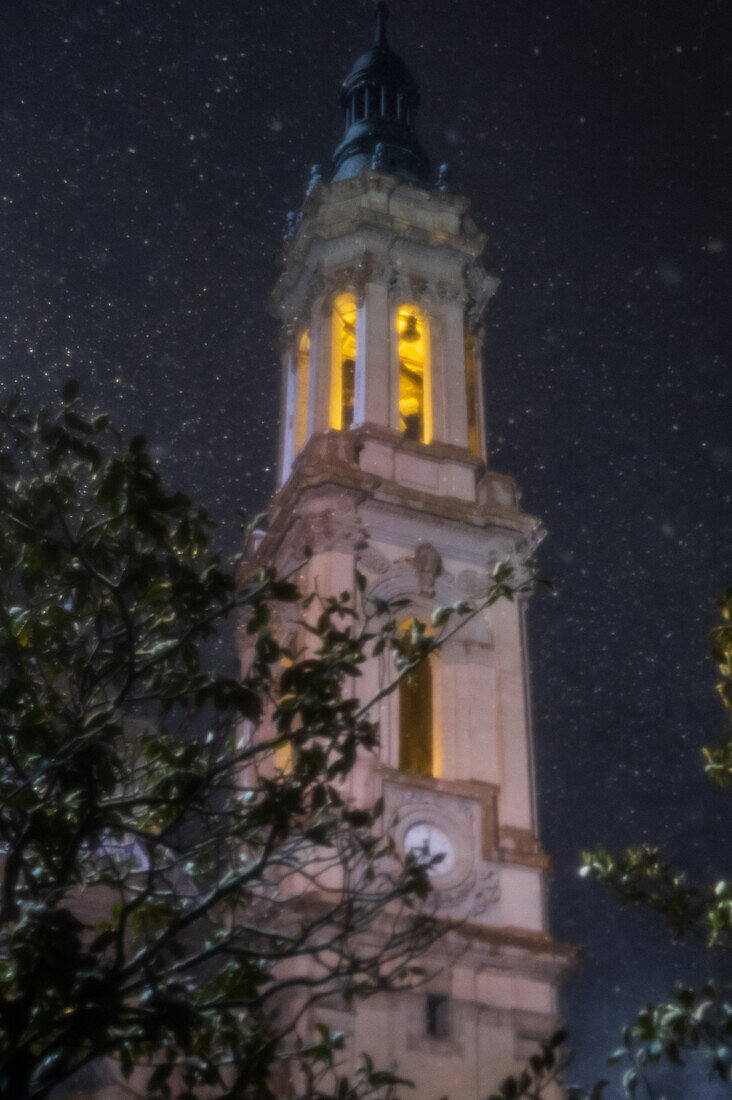 Schneefall über der Basilika El Pilar während des Sturms Juan in Zaragoza, Spanien