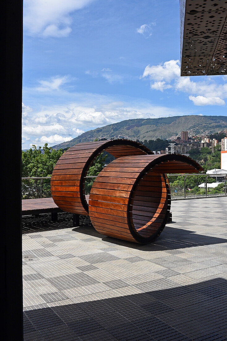 Verdrehte Schale, Gabriel Lester, 2015. Das Museum für Moderne Kunst in Medellin (MAMM), Kolumbien