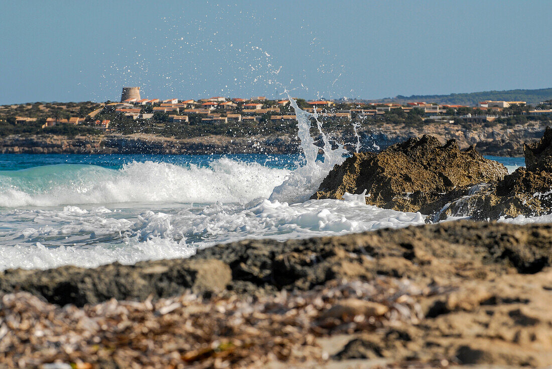 Starkes Meer und gelbe Flagge am Strand von Levante - Playa de Llevant -, Formentera