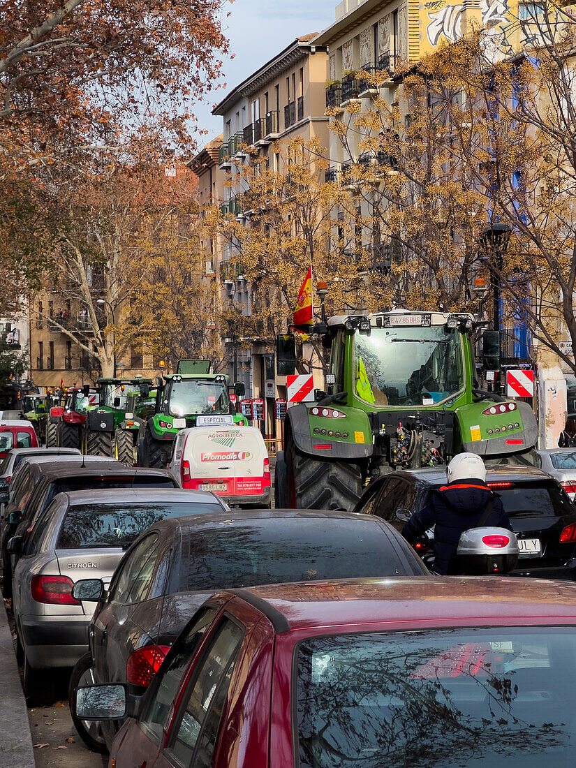 Hunderte von Traktoren blockieren mehrere Straßen in Aragonien und dringen in Zaragoza ein, um gegen EU-Verordnungen zu protestieren und mehr Hilfe von der Regierung zu fordern