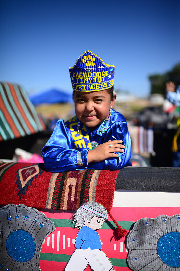 Morgenparade auf der Navajo Nation Fair, einer weltbekannten Veranstaltung, auf der die Landwirtschaft, die Kunst und das Kunsthandwerk der Navajo präsentiert und das kulturelle Erbe der Navajo durch kulturelle Unterhaltung gefördert und bewahrt wird. Window Rock, Arizona