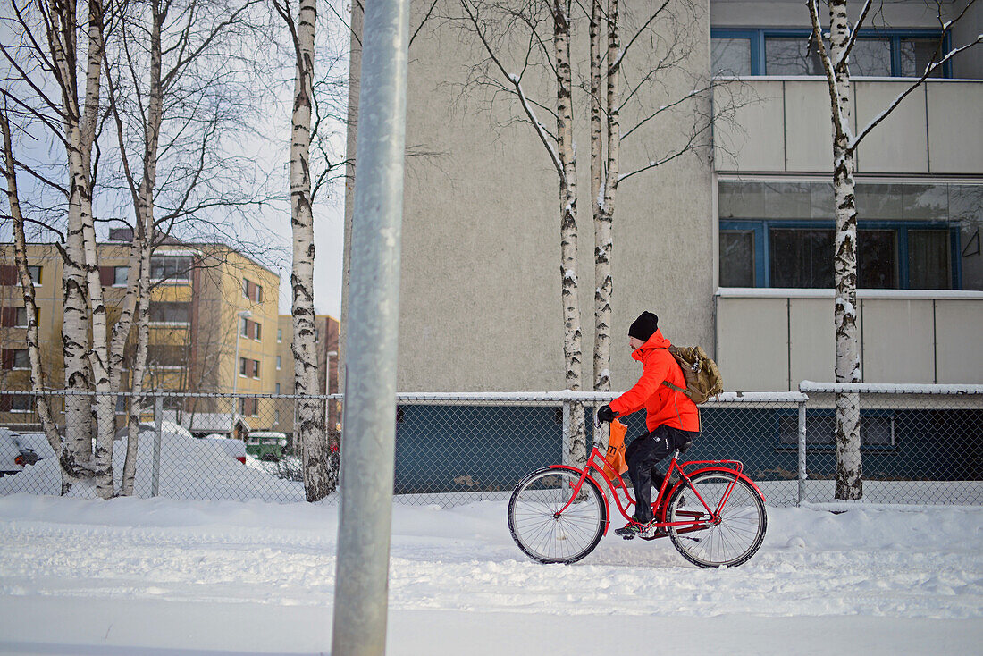 Fahrradfahrende Menschen in Rovaniemi