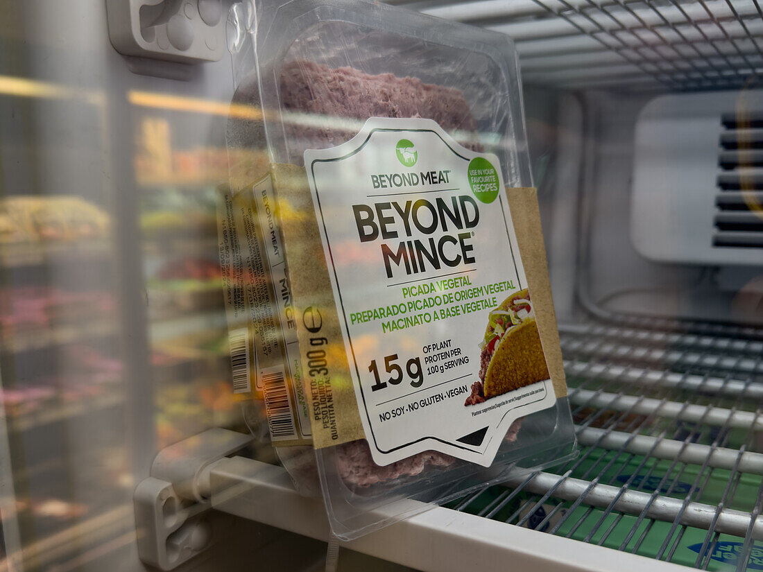 Beyond Mince, pflanzlicher Fleischersatz von Beyond Meat, in der Tiefkühltruhe eines Geschäfts