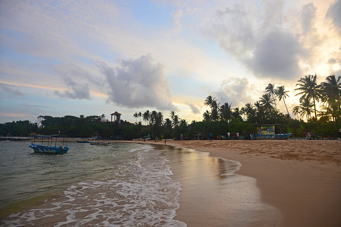 Strand von Unawatuna im Bezirk Galle bei Sonnenuntergang, Sri Lanka