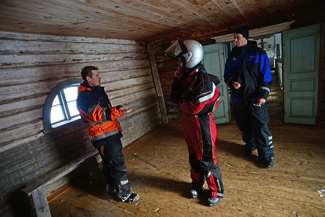 Besucher in der Wildniskirche am Pielpaj?rvi-See, der ältesten noch in Betrieb befindlichen Kirche der S?mi in der Gemeinde Inari, Lappland, Finnland