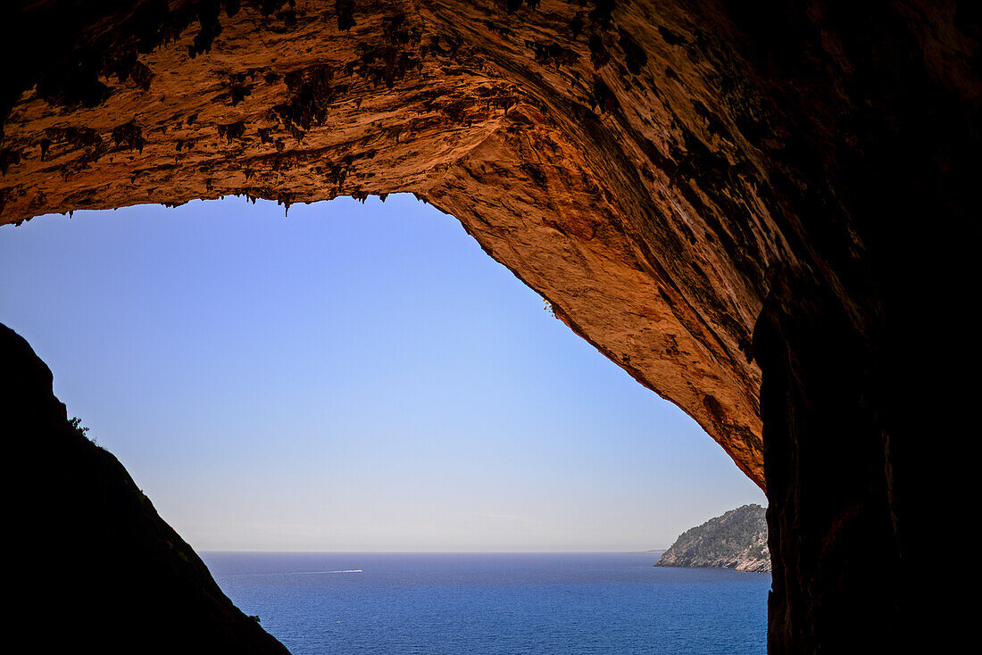 Blick auf das Mittelmeer von den Höhlen von Artr (Coves díArtr) in der Gemeinde Capdepera, im Nordosten der Insel Mallorca, Spanien