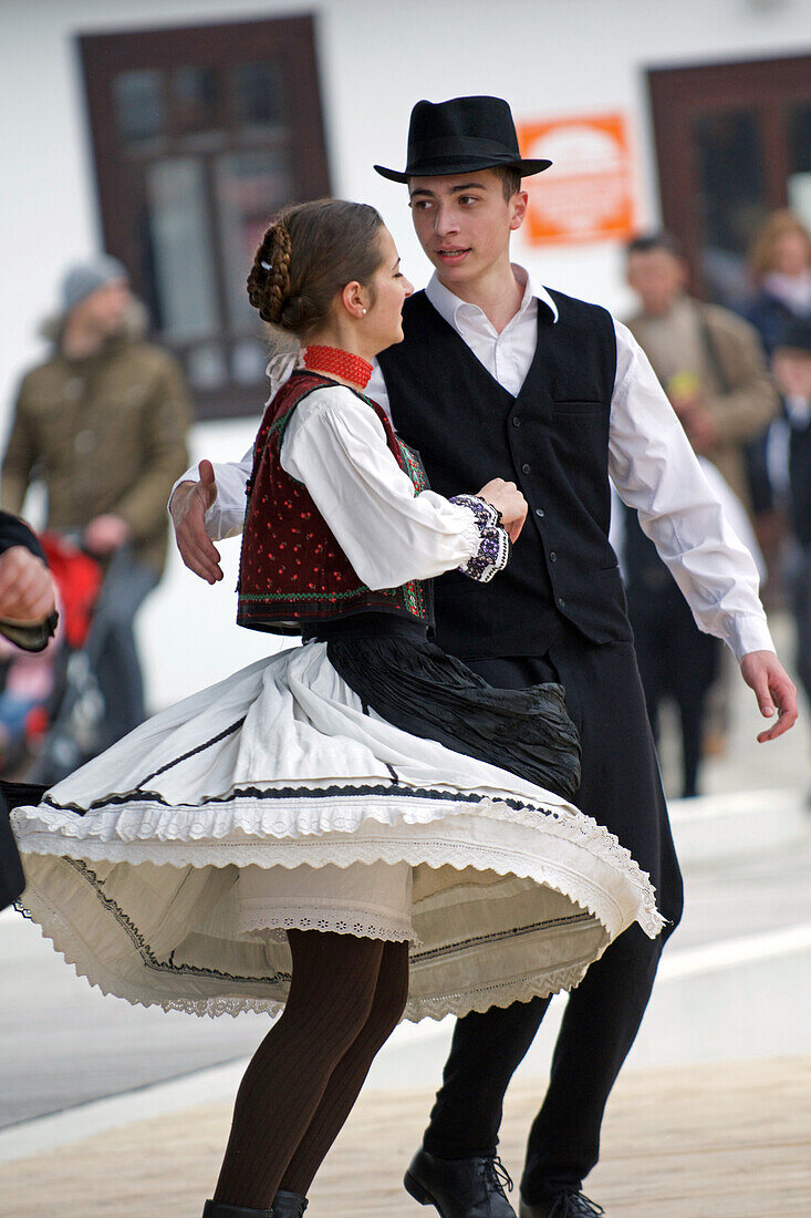 Trachten und Volkstraditionen beim Osterfest in Holl?k?, einem zum UNESCO-Welterbe gehörenden Dorf im Cserh?t-Gebirge des Nordungarischen Berglandes