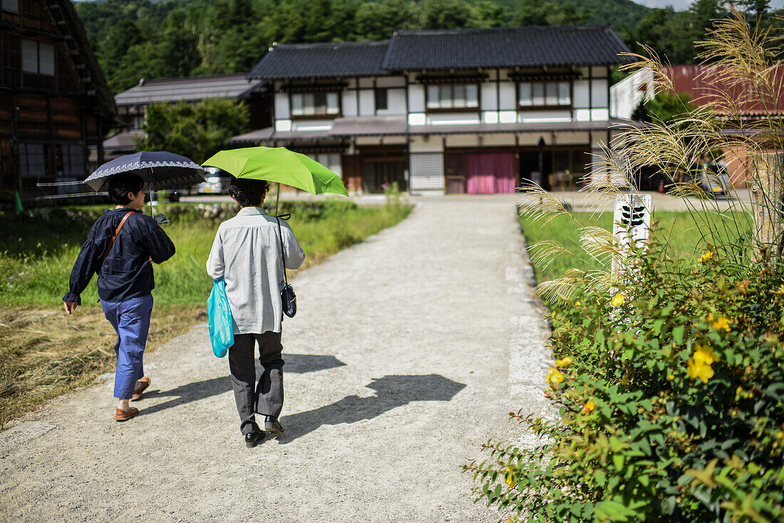 Shirakawa-go, traditionelles Dorf, das einen als gassho-zukuri bekannten Baustil zeigt, Präfektur Gifu, Japan