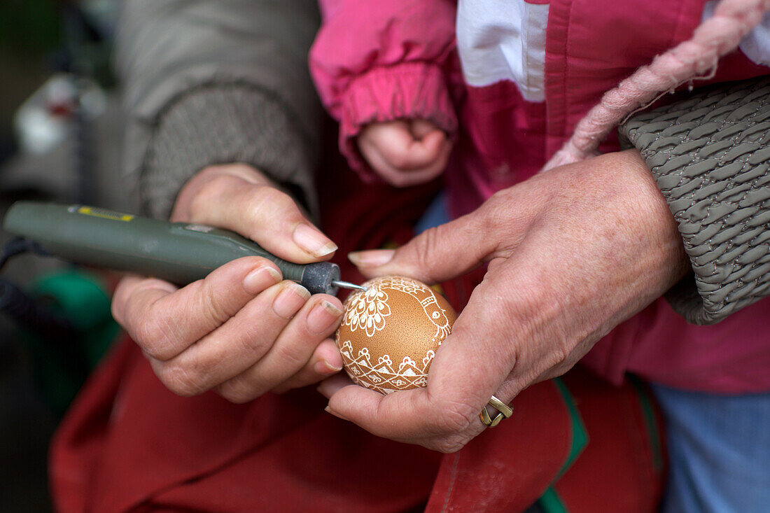 Trachten und Volkstraditionen beim Osterfest in Holl?k?, einem zum UNESCO-Welterbe gehörenden Dorf im Cserh?t-Gebirge des Nordungarischen Berglandes