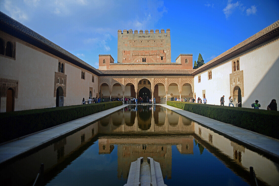 Hof der Myrten (Patio de los Arrayanes) in den Nasridenpalästen der Alhambra, einem Palast- und Festungskomplex in Granada, Andalusien, Spanien