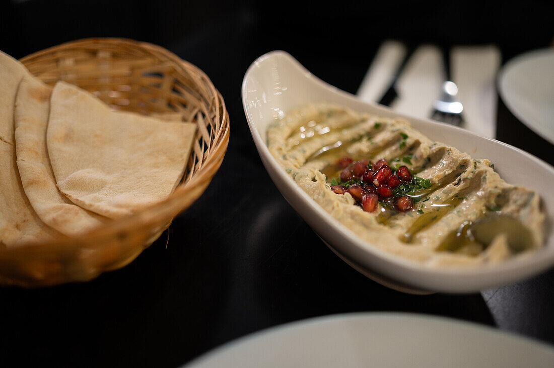 Hummus-Gericht im Restaurant Mosaico, Zaragoza, Spanien