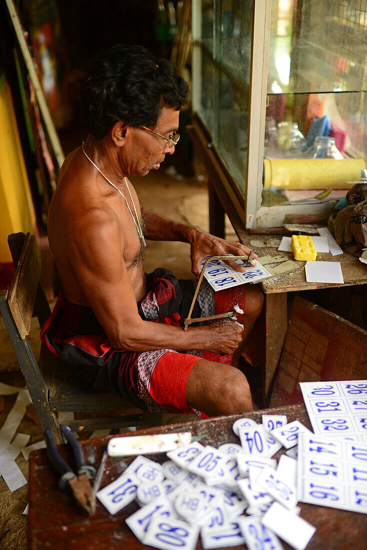 W.S. Pemananda von Chandima Plastic bei der Arbeit in seinem Atelier, Weligama, Sri Lanka