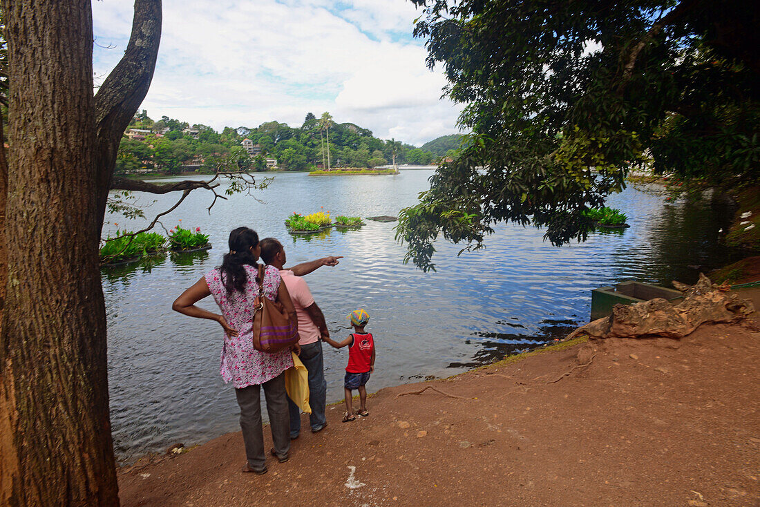 Familie im See von Kandy, Sri Lanka