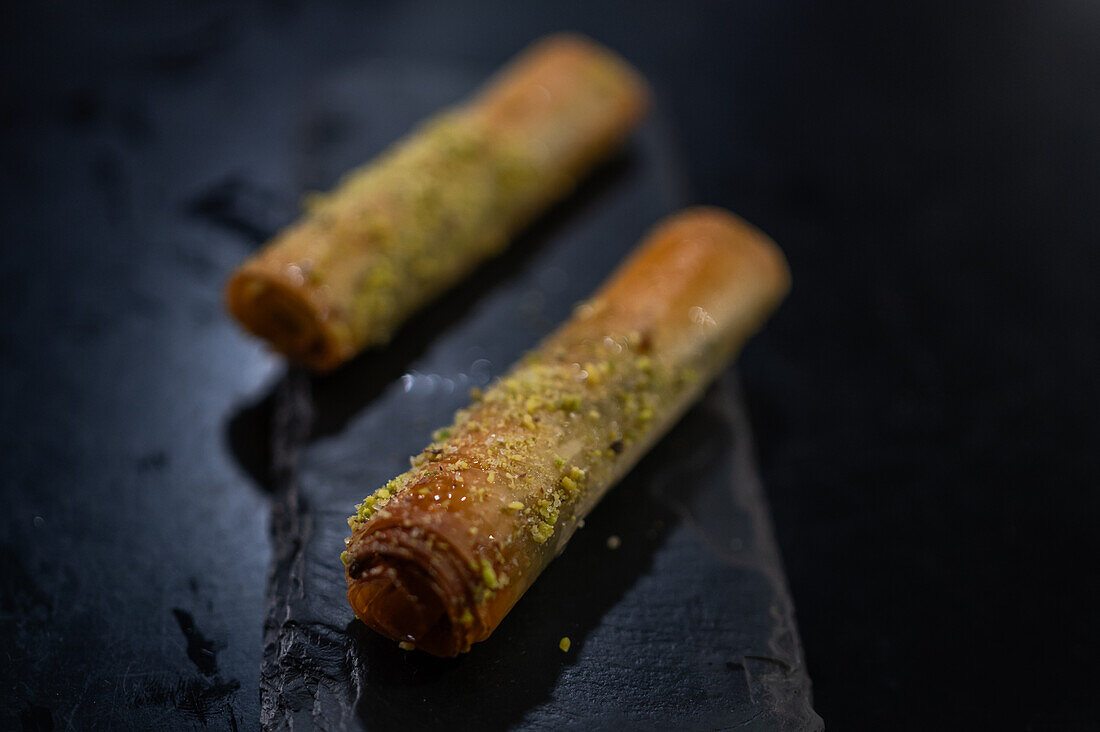 Nachspeise aus Baklava-Teig im Restaurant Mosaico, Zaragoza, Spanien