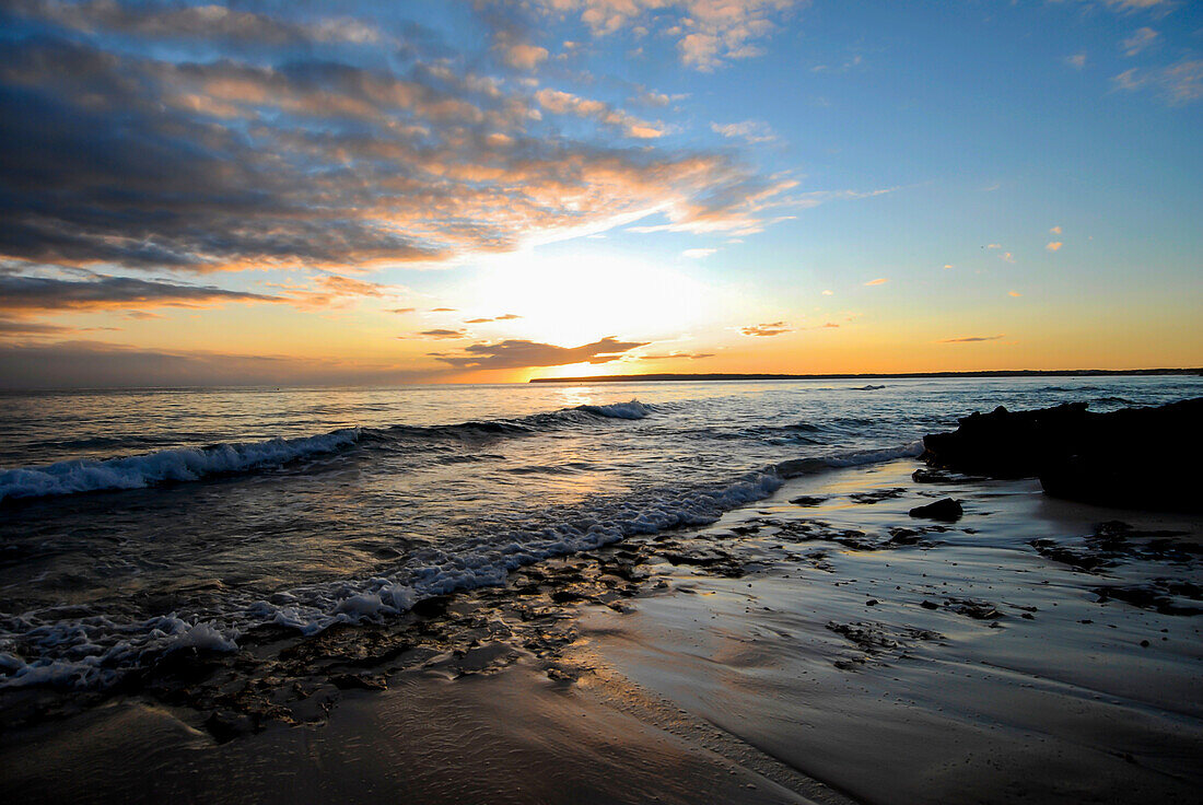 Schöner Sonnenuntergang am Strand von Migjorn, Formentera