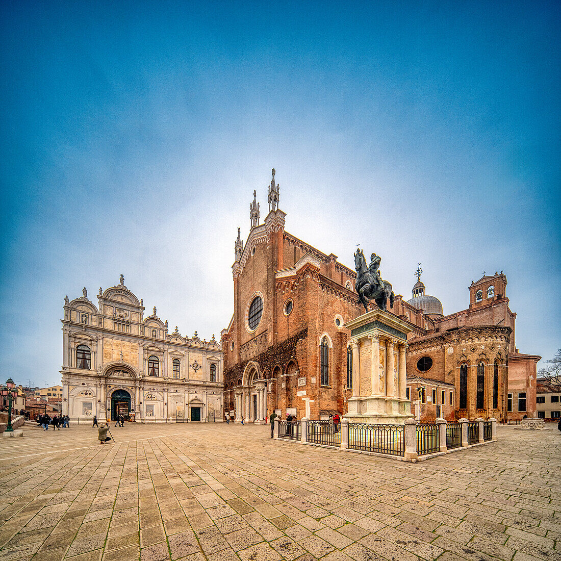 San Zanipolo (Santi Giovanni e San Paolo, im venezianischen Dialekt) Krankenhaus (links, Renaissance) und Basilika (rechts, Gotik), mit der Statue des Condottiero Colleoni (15. Jahrhundert) im Vordergrund. Stadtviertel Castello, Venedig, Italien