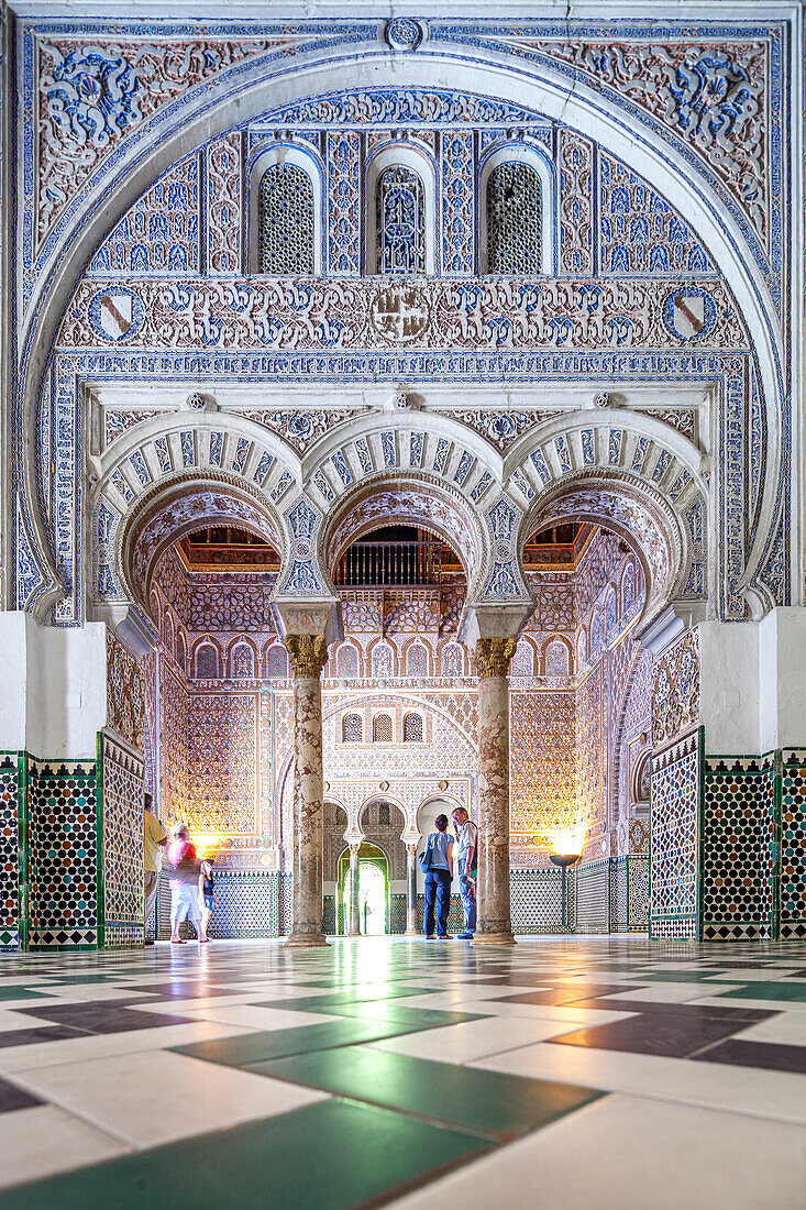 Majestätische Bögen und komplizierte Kachelarbeiten im historischen Alcazar-Palast, Sevilla, Spanien