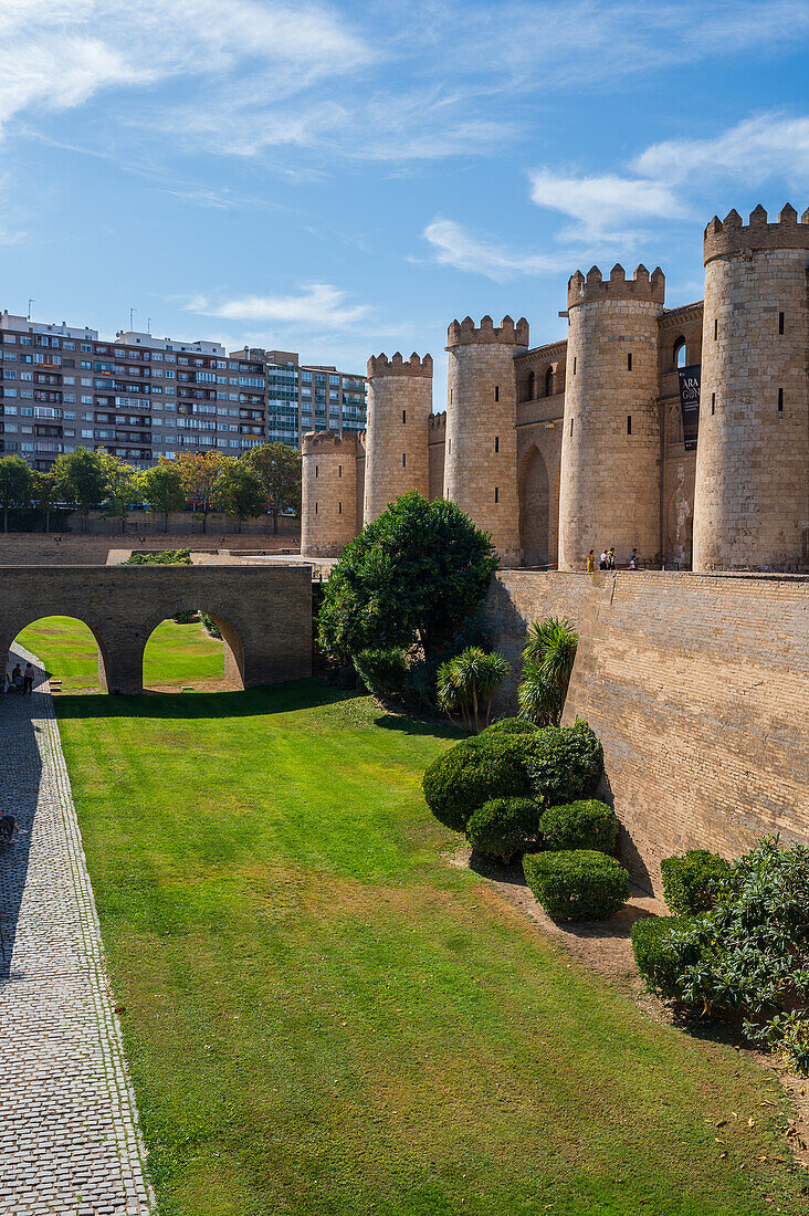 Der Aljaferia-Palast ist ein befestigter mittelalterlicher Palast, der in der zweiten Hälfte des 11. Jahrhunderts in der Taifa von Zaragoza in Al-Andalus, dem heutigen Zaragoza, Aragonien, Spanien, erbaut wurde