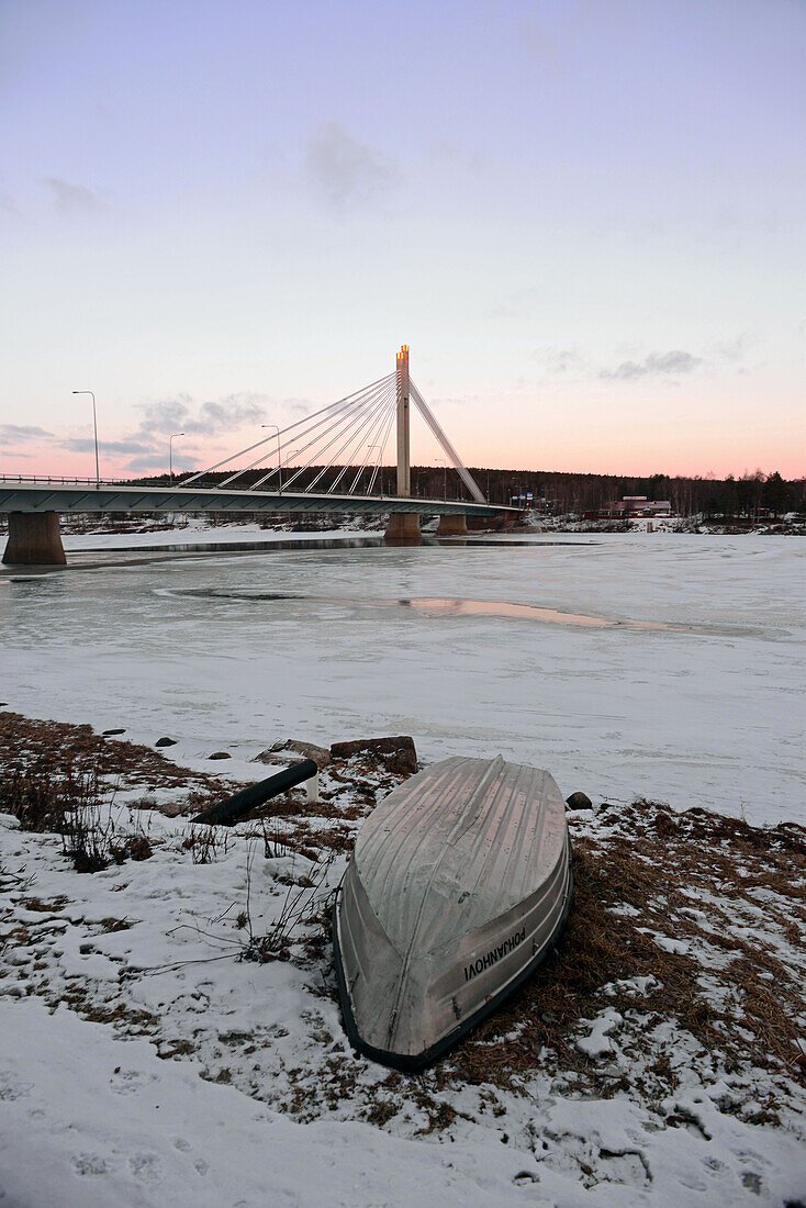 Gefrorener Kemijoki-Fluss bei Sonnenuntergang, Rovaniemi