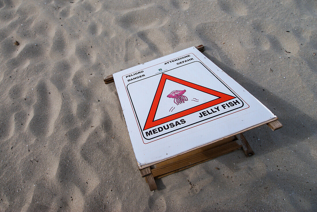 Quallen-Warnschild am Strand, Formentera