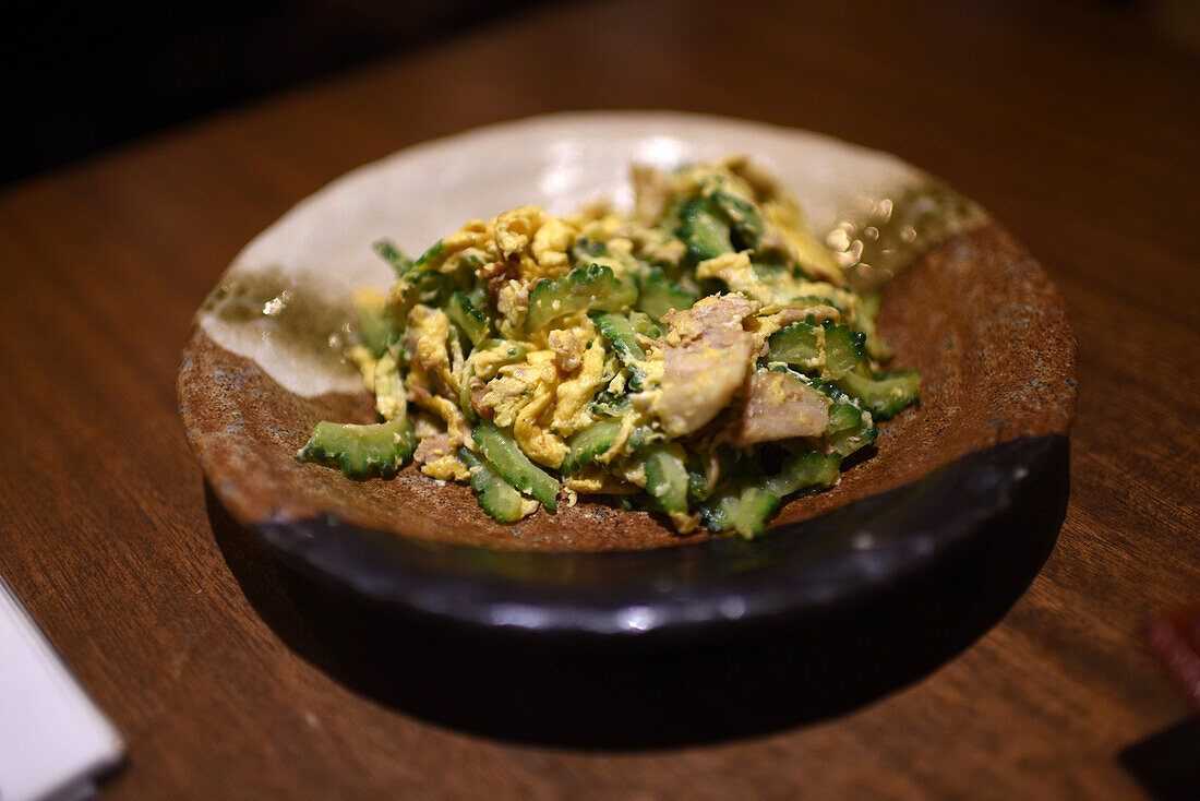 Traditionelles okinawanisches Essen in einem Restaurant, Ishigaki, Japan