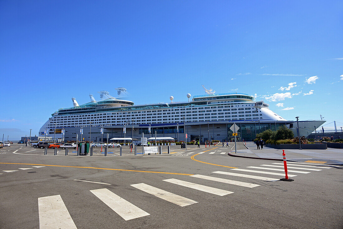 Kreuzfahrtschiff der Royal Caribbean im Hafen von San Francisco, Kalifornien