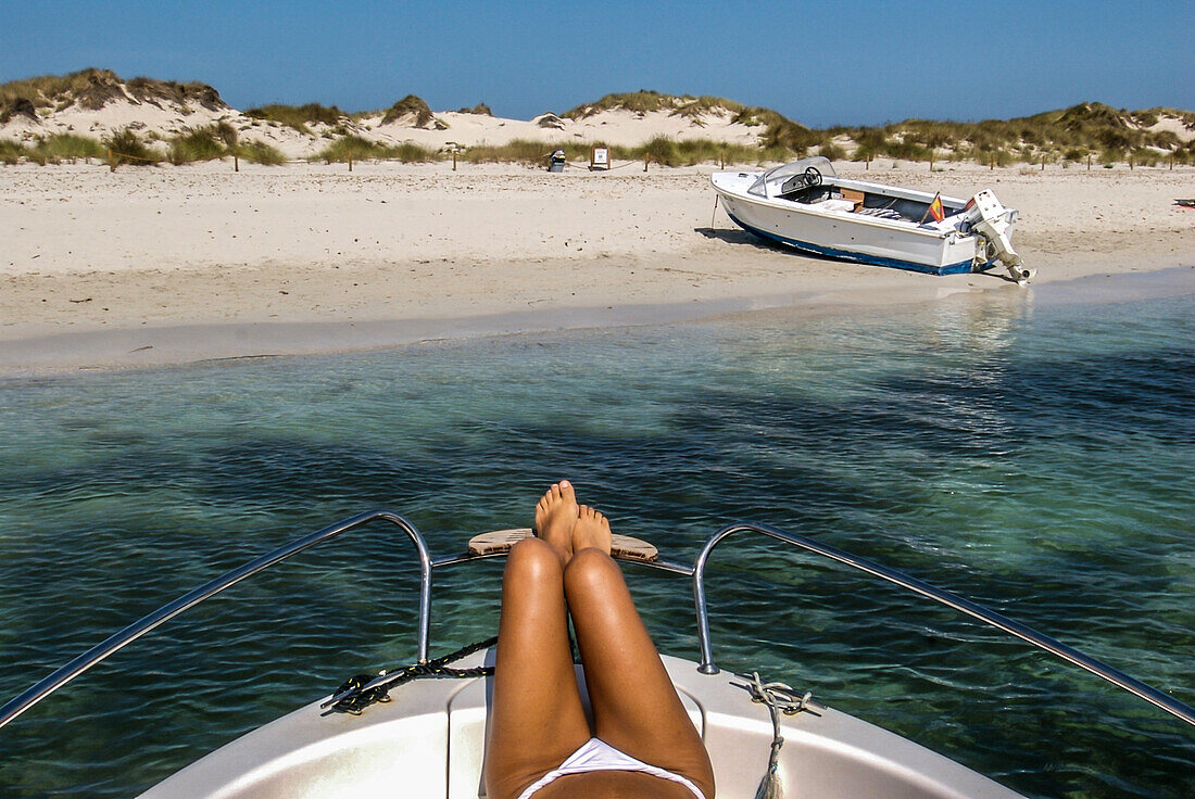 Frau entspannt auf Yacht in Espalmador, einer kleinen Insel im Norden von Formentera, Balearen, Spanien