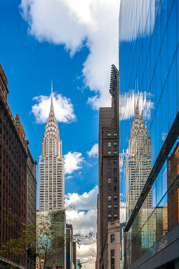 Das Chrysler Building spiegelt sich in einem Glasgebäude in der 42. Straße